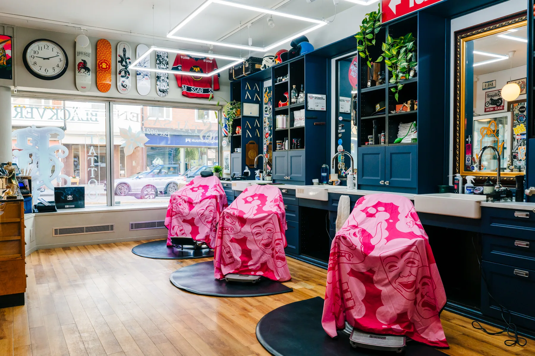 STÅLSAXENs salong i centrala Luleå — barberarstolar och speglar