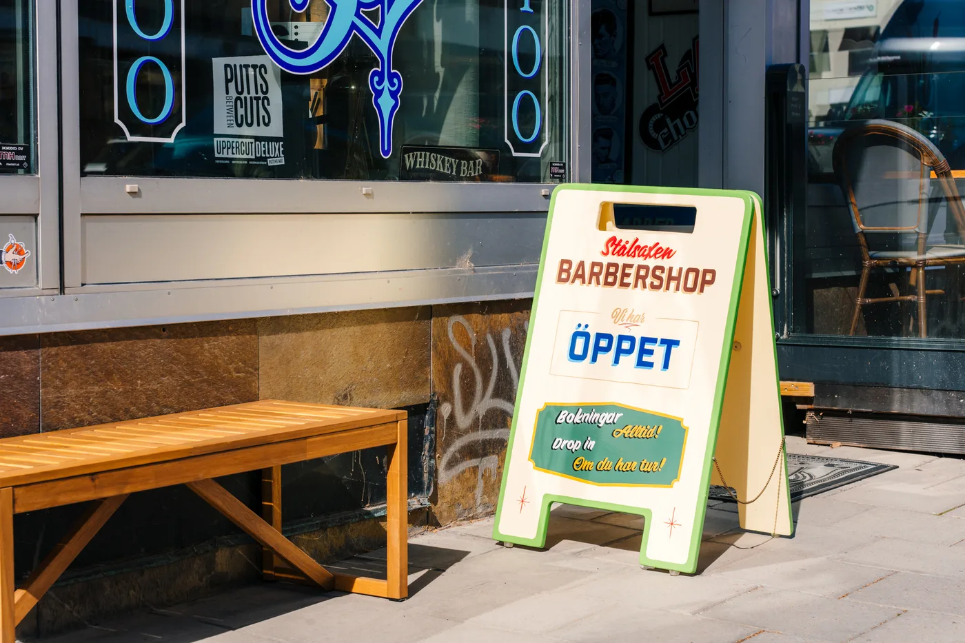 STÅLSAXENs öppet-skylt utanför salongen