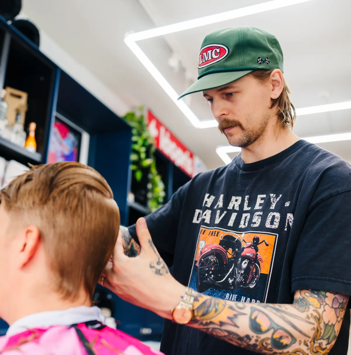 Tobias stylar en kunds hår på STÅLSAXEN